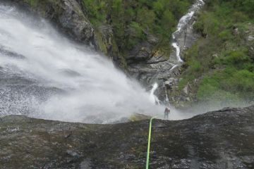 Dal parcheggio superiore seguire il sentiero (cartello canyoning Rio della Pissa) che scende al Rio sulla prima calata (5 min).<br>Sequenza di 15 calate alcune evitabili.<br>Si inizia con la prima C28, seguono alcuni risalti evitabili su sentiero in riva destra orografica si arriva alla C 120.<br>Da qui si hanno più possibilità in base alla portata.<br>La prima classica con mancorrente iniziale di 8 m. da un grosso albero con fettuccia ci si cala verso settore sinistro Destro orografico.<br>Da fare di solito con tanta acqua.<br>Sequenza della cascata (C45-C60-C15) le prime 2 attrezzate con catena e doppio fix inox.<br>Variante con livello medio-basso dalla pianta con mancorrente da 15 mt. (delicato) zona un po scivolosa che porta alla C38-C75), attrezzate con doppio fix inox e catena la prima e doppio fix e catena inox la bellissima C75.<br>