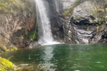 Si inizia con una calata C20 in riva sinistra se ci fosse troppa acqua corda con maillon sulla pianta al centro .Seguono alcune facili calate appoggiate C10-C20 un facile toboghino da 5m. il secondo è meglio evitarlo spigolo nascosto sotto l’acqua. Poi ancora una C20  appoggiata .Si esce in riva sinistra (ometto) e si cammina per 10 il canyon si apre e prima in riva desta poi a sinistra si raggiunge un albero con maillon .Con mancorrente  da 15 permette di raggiungere la bella calata da  25  con toboghino finale da 5m. Nel  laghetto possibili tuffi  da un  massone .<br>Ancora breve camminata in riva destra e si arriva alla bella C20 in vista della centrale. Anche qui 2 possibilità. prima mancorrente da 6m. che porta a destra e permette la C15 bella bagnata .